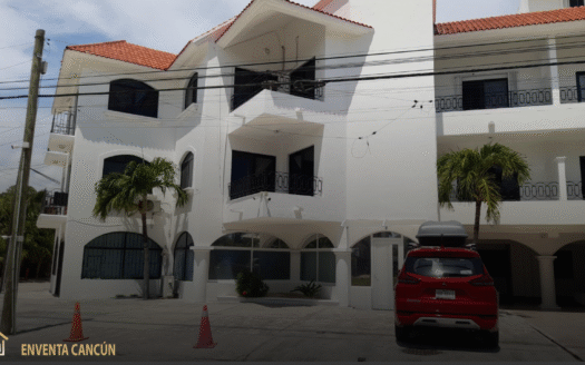 Estudio en renta amueblado frente al mar en Puerto Juárez. 1 recámara, cocina, A/A, seguridad y estacionamiento. Solo largo plazo. ¡Incluye mantenimiento!