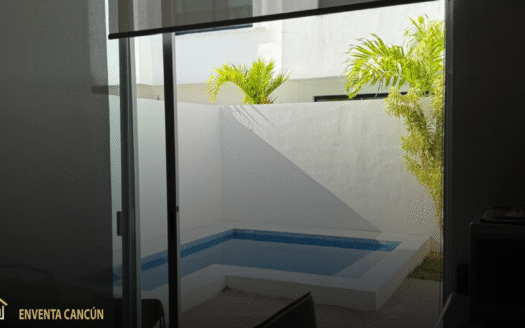 Casa en venta en Residencial Aqua, Cancún. 3 recámaras, 3 baños, 2 estacionamientos. Moderna, segura y con excelente ubicación. Precio: $6,000,000 MXN.