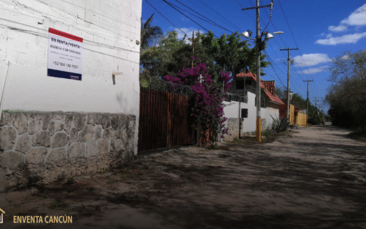 Terreno en venta en Colonia Doctores, Cancún. 2,500 m² con bodegas, oficinas y planta de luz. Ideal para inversión comercial o industrial. ¡Contáctanos hoy!