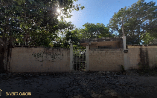 Terreno escriturado en venta en Cancún, con construcción de 3 cuartos en obra negra, bardas, pozo y reja. Ideal para inversión o proyecto habitacional.