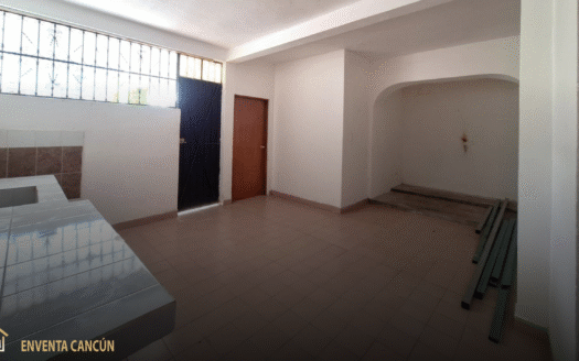 Casa en Cancún en Región 92, 2 niveles, 3 recámaras, patio, reja y bodega. ¡Precio debajo del avalúo y lista para habitar!
