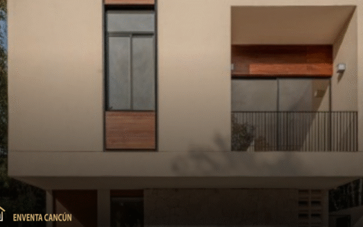 Casa en venta en Residencial Lirio, Playa del Carmen. 3 recámaras, alberca, terraza y acabados premium. Espacios amplios y ubicación estratégica.