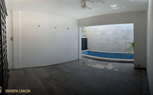 Casa en SM 27 Cancún: 4 recámaras, alberca y 235m². Uso habitacional ($25k) o comercial ($30k). ¡Ubicación privilegiada!