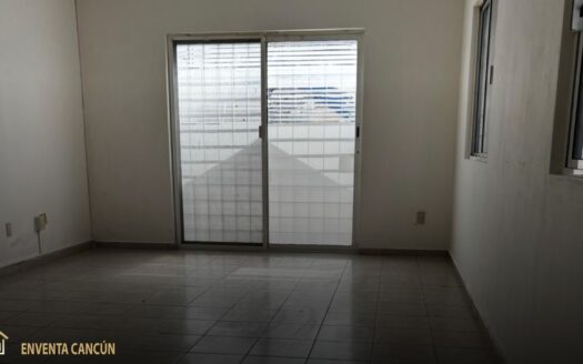 Oficina en SM 504 Cancún, excelente ubicación: 43m², planta baja, aire acondicionado y baño. En Av. Politécnico por solo $6,500 MXN. ¡Réntala hoy!