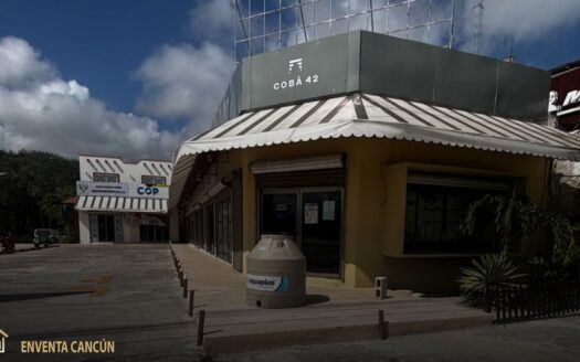 Plaza Comercial en Av. Tulum, Cancún: 7 locales, 2 departamentos, paneles solares y 800m2 de terreno. ¡Invierte en la mejor ubicación por $20M MXN!