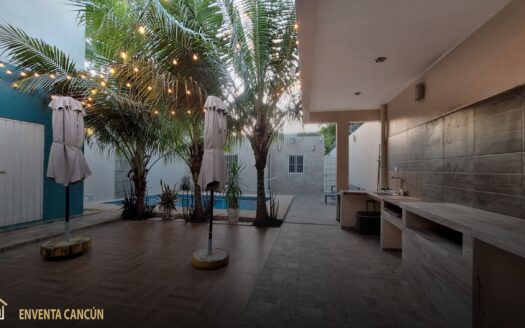 Casa en Renta en Calle Mañanitas, SM 313 Cancún. 2 recámaras, alberca privada, asador y amplio terreno de 300m². ¡Tu oasis por solo $25,000 MXN mensuales!