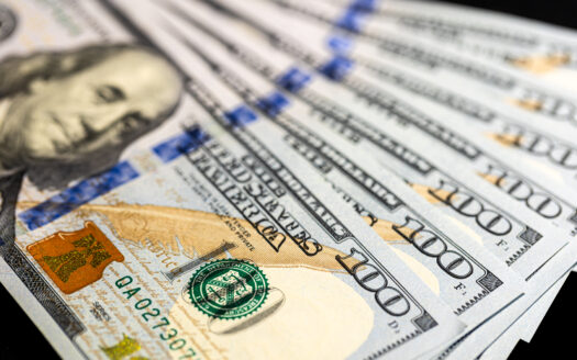 Descubre cómo los movimientos del dólar afectan el mercado inmobiliario en México, la inversión extranjera y el valor de propiedades en destinos como Cancún.