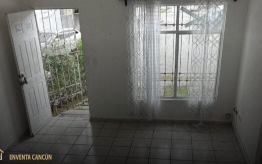Casa en Fraccionamiento Las Américas Cancún: 2 niveles, 2 recámaras. Apta para INFONAVIT con doble escritura. ¡Inversión de $1.88M MXN!