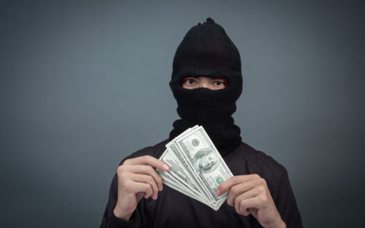 Aprende cómo protegerte de una estafa inmobiliaria, identifica señales de alerta y evita fraudes al comprar propiedades o terrenos en México.