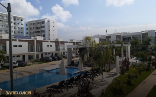 Casa de 3 recámaras en Tribeca, Astoria Cancún. Seguridad 24/7, 2 albercas y excelente ubicación en Av. Huayacán. ¡Réntala por $22,500 MN con mantenimiento!