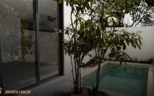  Venta de casa en Residencial Arbolada, Cancún. 3 recámaras, acabados de lujo y seguridad 24/7 en Av. Huayacán. ¡Tu patrimonio ideal por solo $5,000.000.00 MXN!