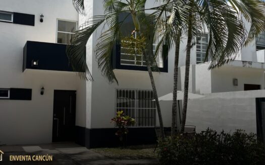¡Vive frente al parque! Renta de casa en Villas del Arte, Cancún. 3 recámaras, 2 baños, cocina integral y A/A. Mantenimiento reciente por solo $15,000 MXN.