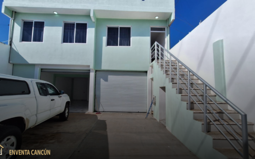 Edificio comercial en renta en el Arco Norte, Cancún. 2 niveles, locales con baño, oficinas/bodega y seguridad. ¡Impulsa tu negocio por solo $28,000 MN!