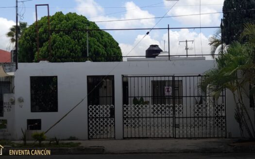 ¡Oportunidad! Casa en venta en Av. Las Torres, Cancún. Ideal para negocio u oficina. 166m², 2 recámaras, SM 502. Se aceptan créditos. ¡Haz crecer tu empresa!
