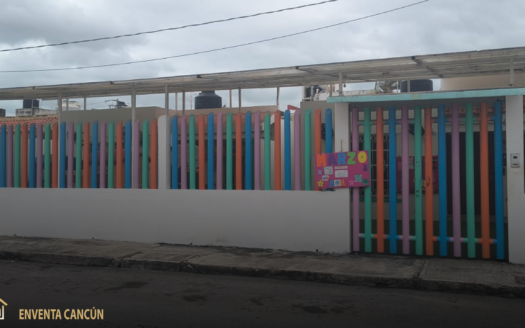 ¡Inversión llave en mano! Escuela en venta o renta en Cancún SM 507. 4 aulas con A/A, oficinas, patio techado y cocina. Venta $5.3M o Renta $35,000 MXN.