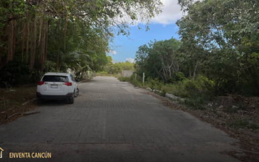 ¡Oportunidad! Terreno en venta en Cancún SM 50 de 180 m². En esquina frente a área verde, a 2 calles de La Gran Plaza. Uso habitacional por solo $1,500,000 MXN.