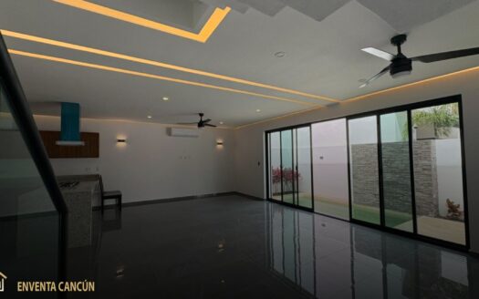 ¡Estrena lujo! Casa en venta en Río by Cumbres, Cancún. 280 m², 4 habitaciones, alberca privada, casa club con canchas de pádel y seguridad 24/7. $7.75M.